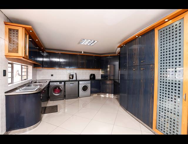 5 BEDROOM HOUSE FOR SALE IN UMHLANGA CENTRAL